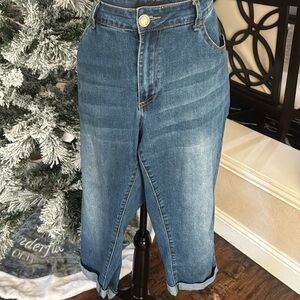 Cuffed hem Capri jeans